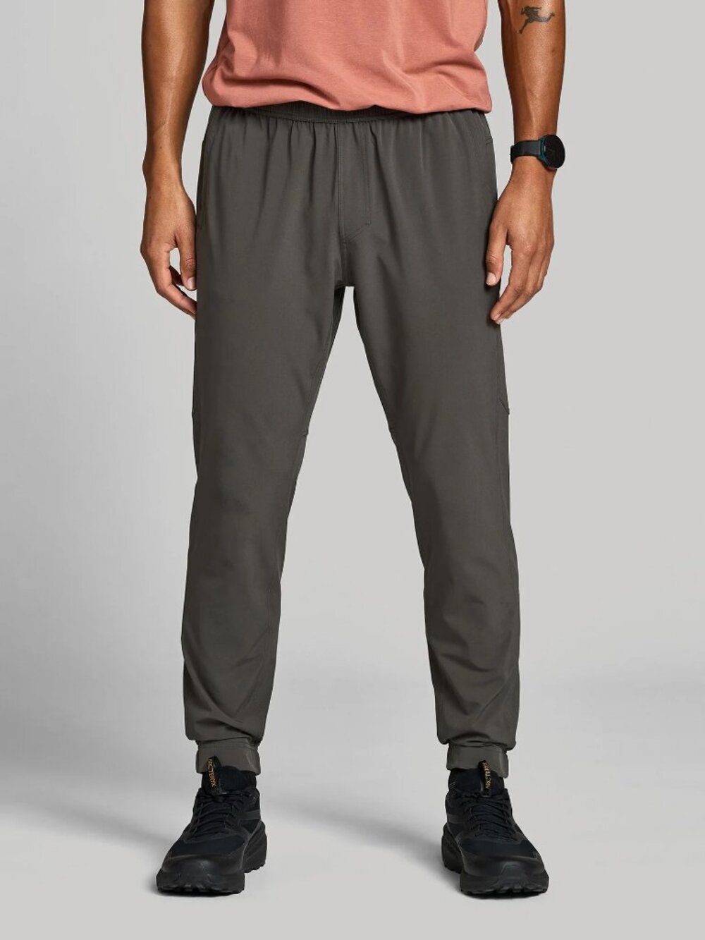 Janji Men's Transit Tech Pant in Carbon, Size Medium